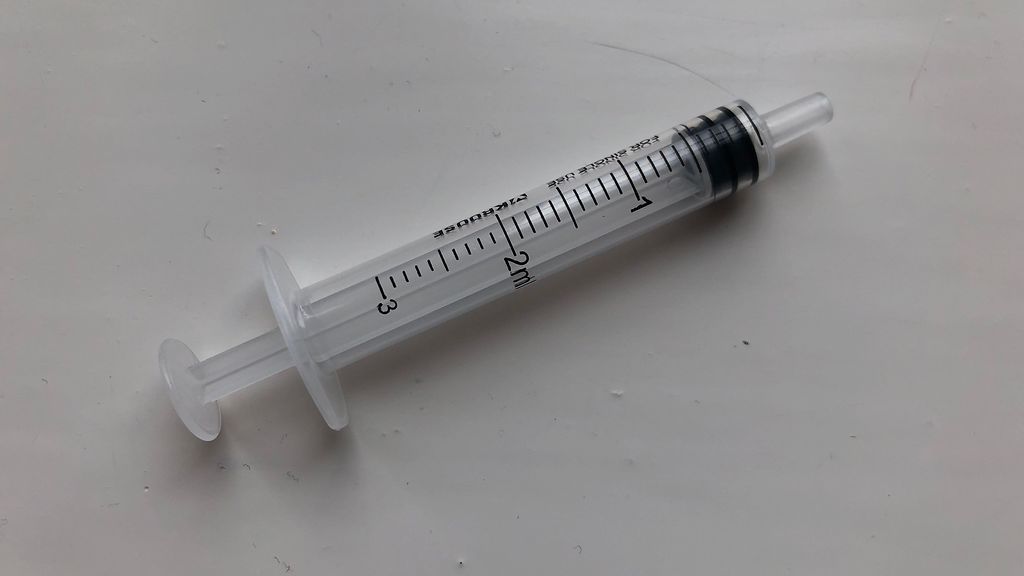 Steriili lääkeruisku kumimännällä luer lock -kärjellä 2-3 ml 1 kpl