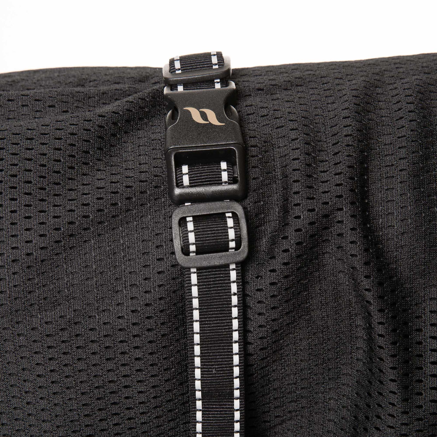 Back on Track koiran verkkotakki 63 cm musta